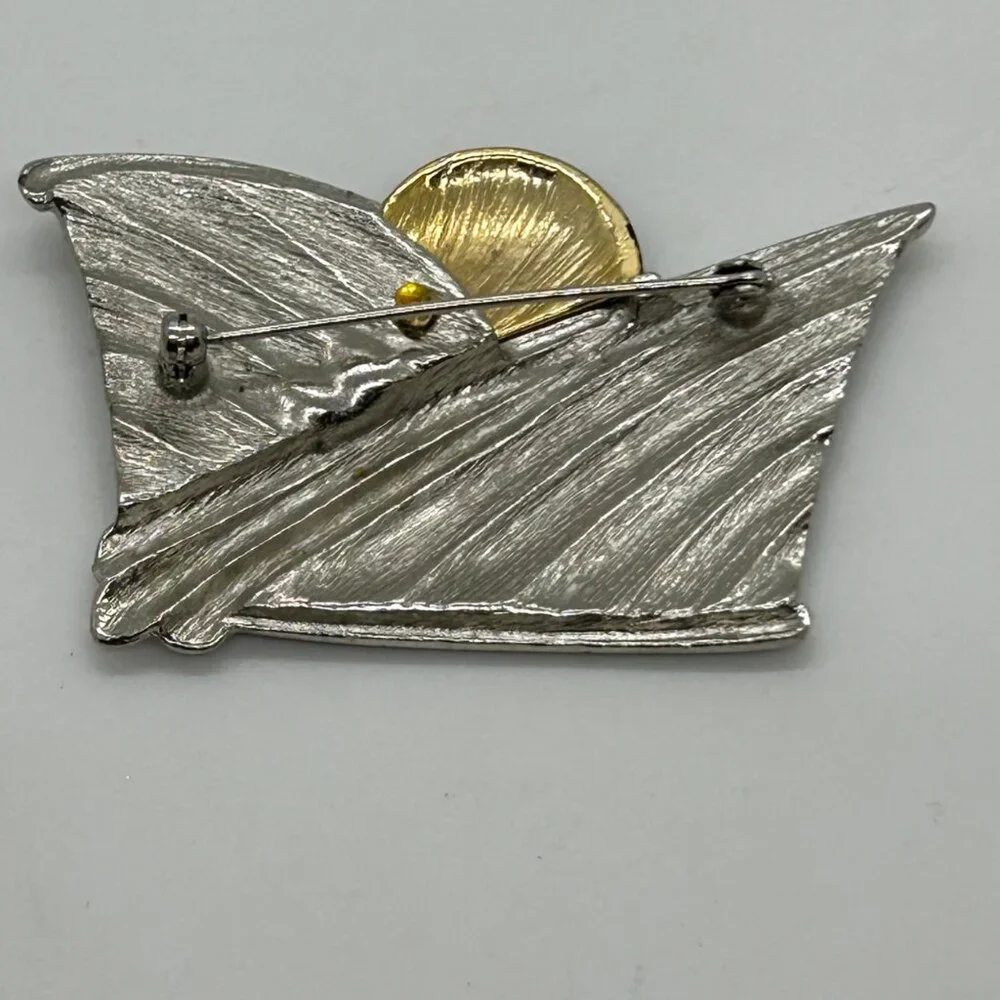 Vintage Art Deco-Inspired Flapper Brooch Silver-Toned Texture Gold-tone Profile - Picture 8 of 16